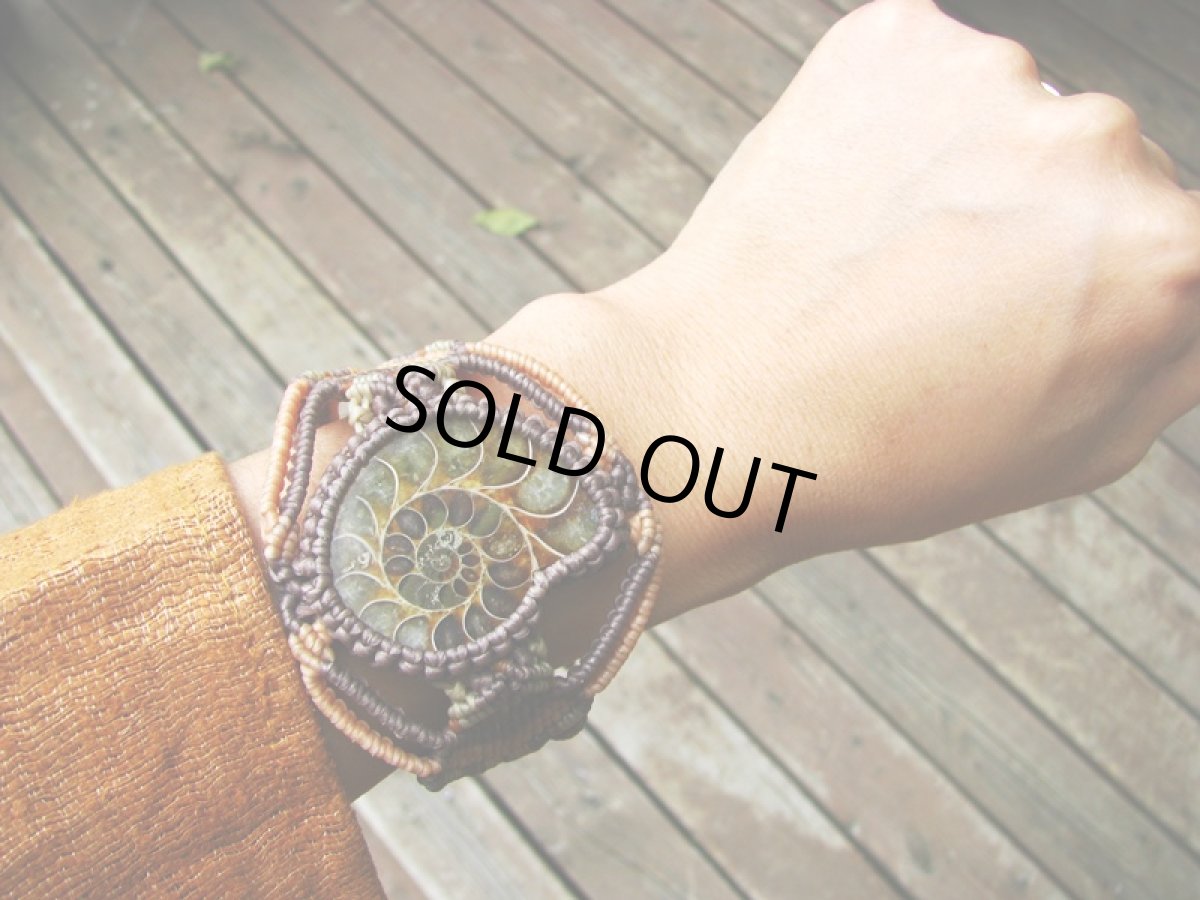 画像3: 石がBIGです♪大地との繋がりを深めるアンモナイト化石のマクラメ編みブレスレット*グラウンディング (3)