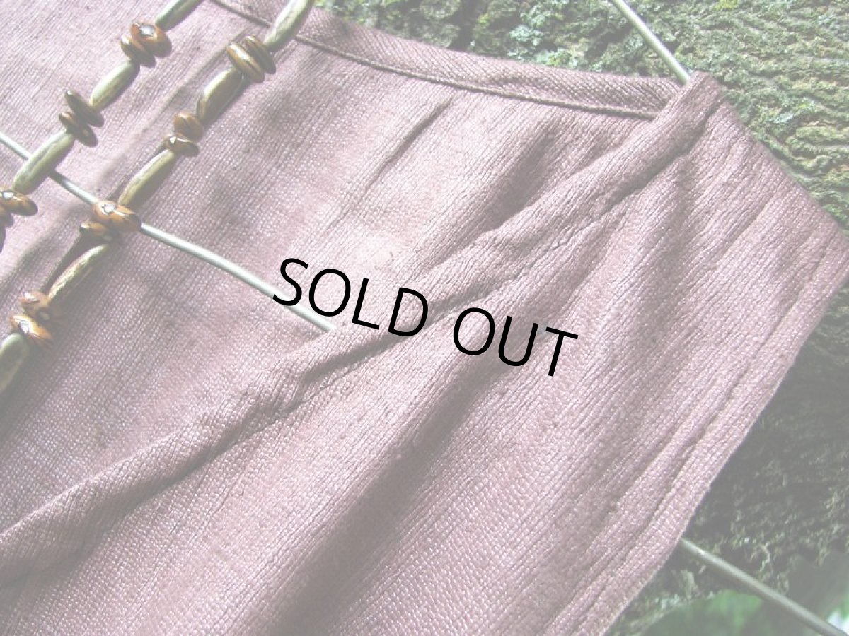 画像2: 在庫1点のみ♪地球に優しい手紡ぎ&手織りローシルクのアースカラーシンプルトップ*ピースシルク/ヴェジタリアンシルク*ヒッピー*旅人*ビーガン (2)