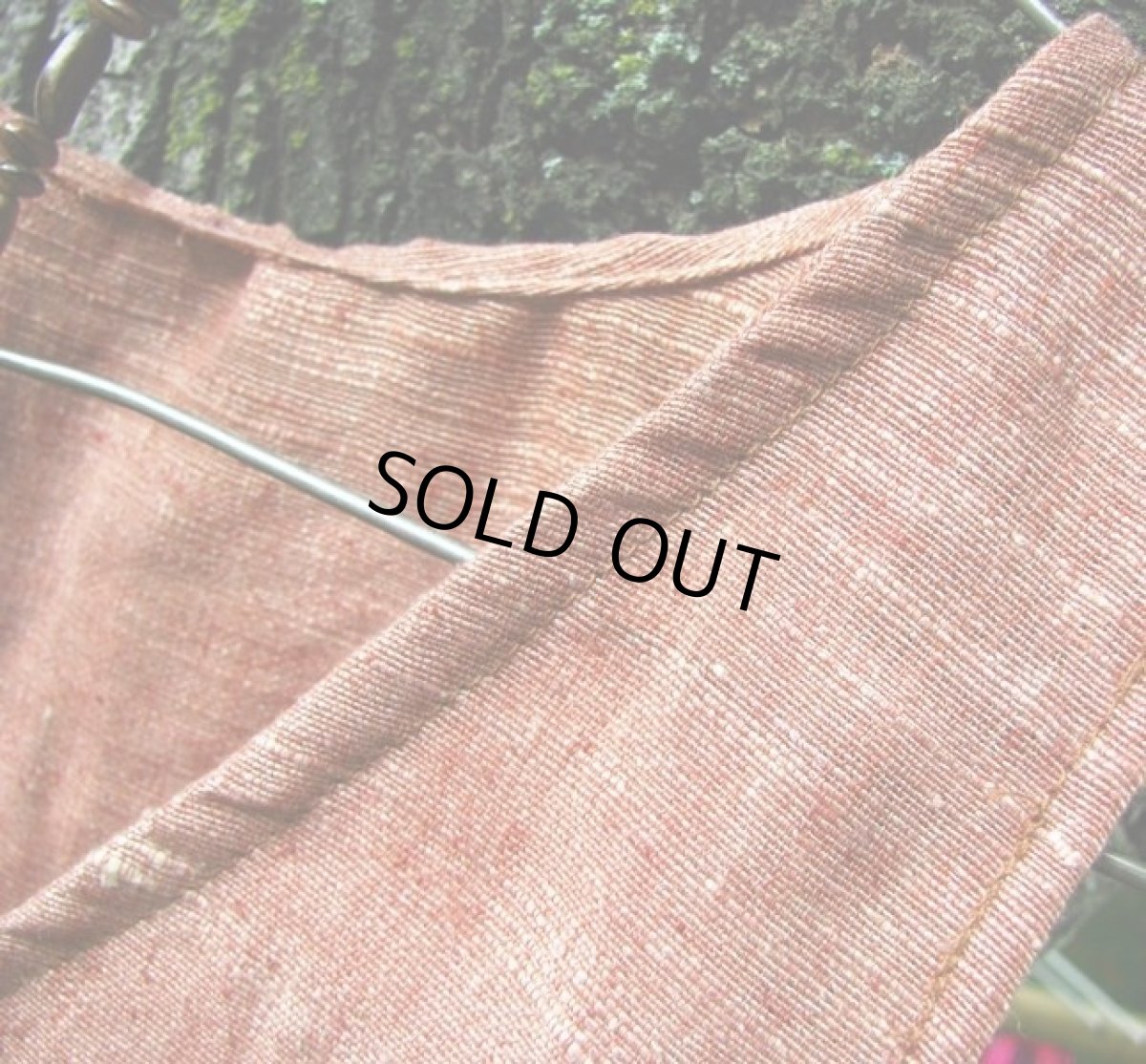 画像2: 在庫1点のみ♪地球に優しい手紡ぎ&手織りローシルクのhandmadeアースカラーシンプルトップ*ピースシルク/ヴェジタリアンシルク*ヒッピー*旅人*ビーガン (2)