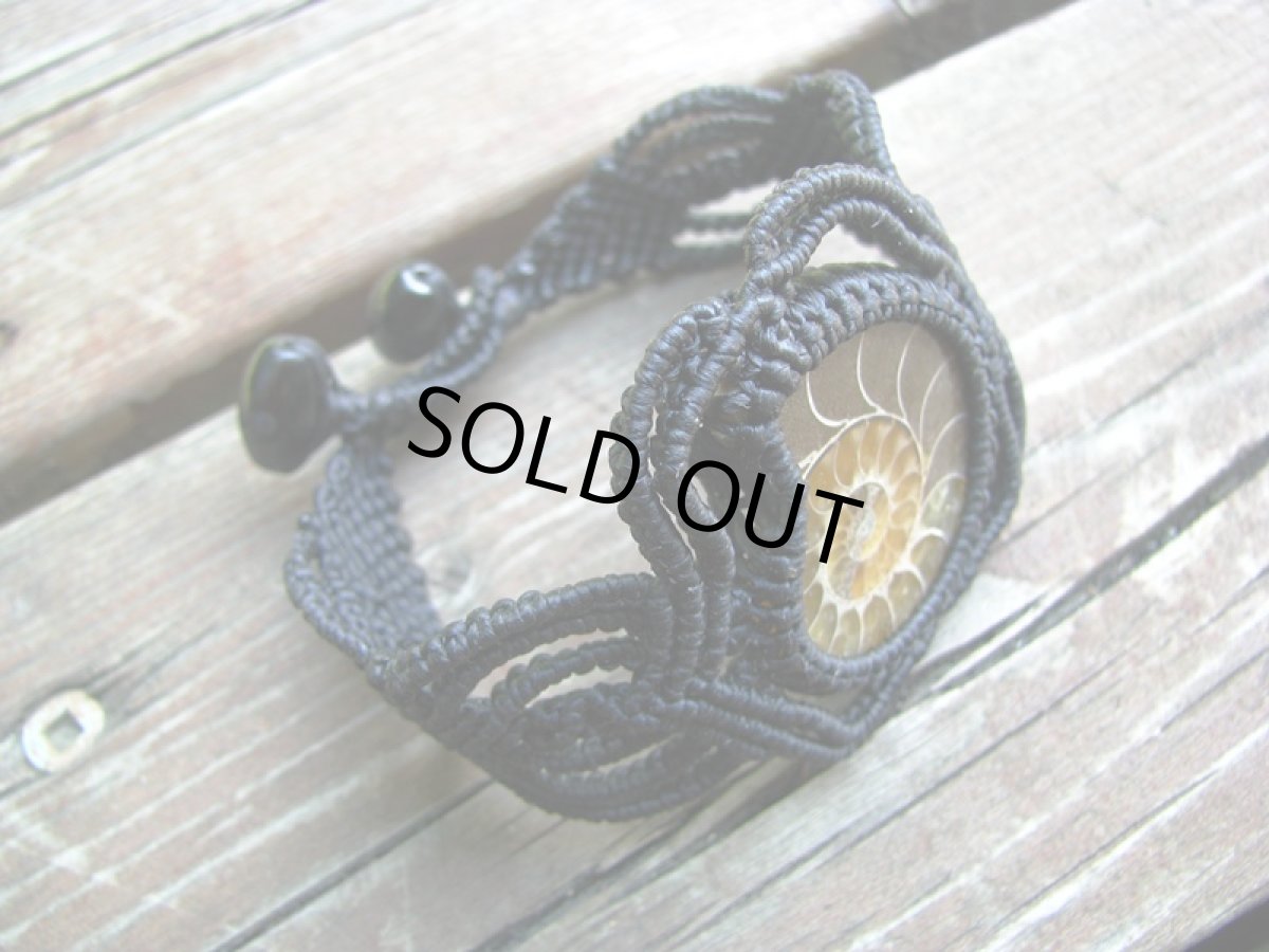 画像4: 大地との繋がりを深めるアンモナイト化石のマクラメ編みブレスレット*グラウンディング (4)