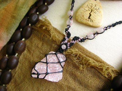 画像2: 無限の平和を象徴するローズクォーツ原石のマクラメ編みネックレス*パワーストーン/天然石