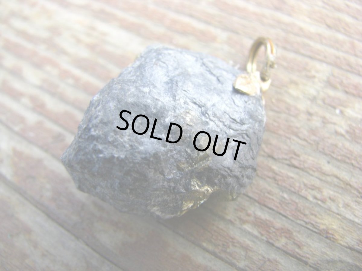 画像4: 【Harfang des neiges】1点物♪きらきら天然パイライト入りカナダの石のペンダントトップ/ネックレス (4)