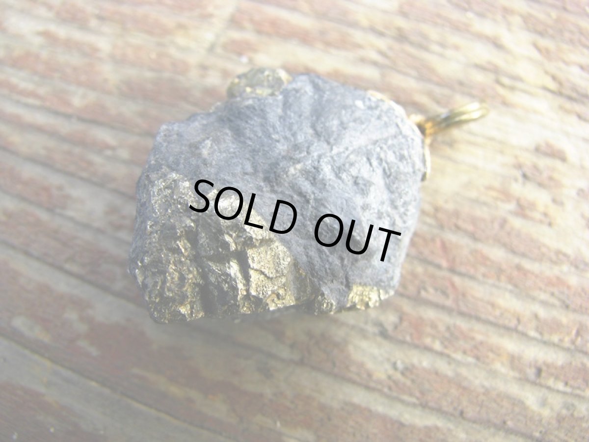 画像3: 【Harfang des neiges】1点物♪きらきら天然パイライト入りカナダの石のペンダントトップ/ネックレス (3)