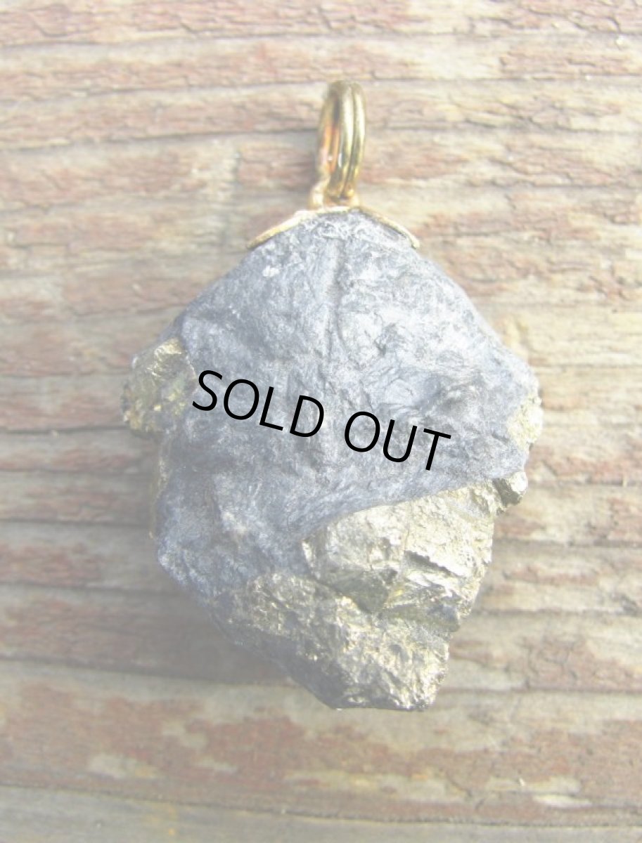 画像2: 【Harfang des neiges】1点物♪きらきら天然パイライト入りカナダの石のペンダントトップ/ネックレス (2)