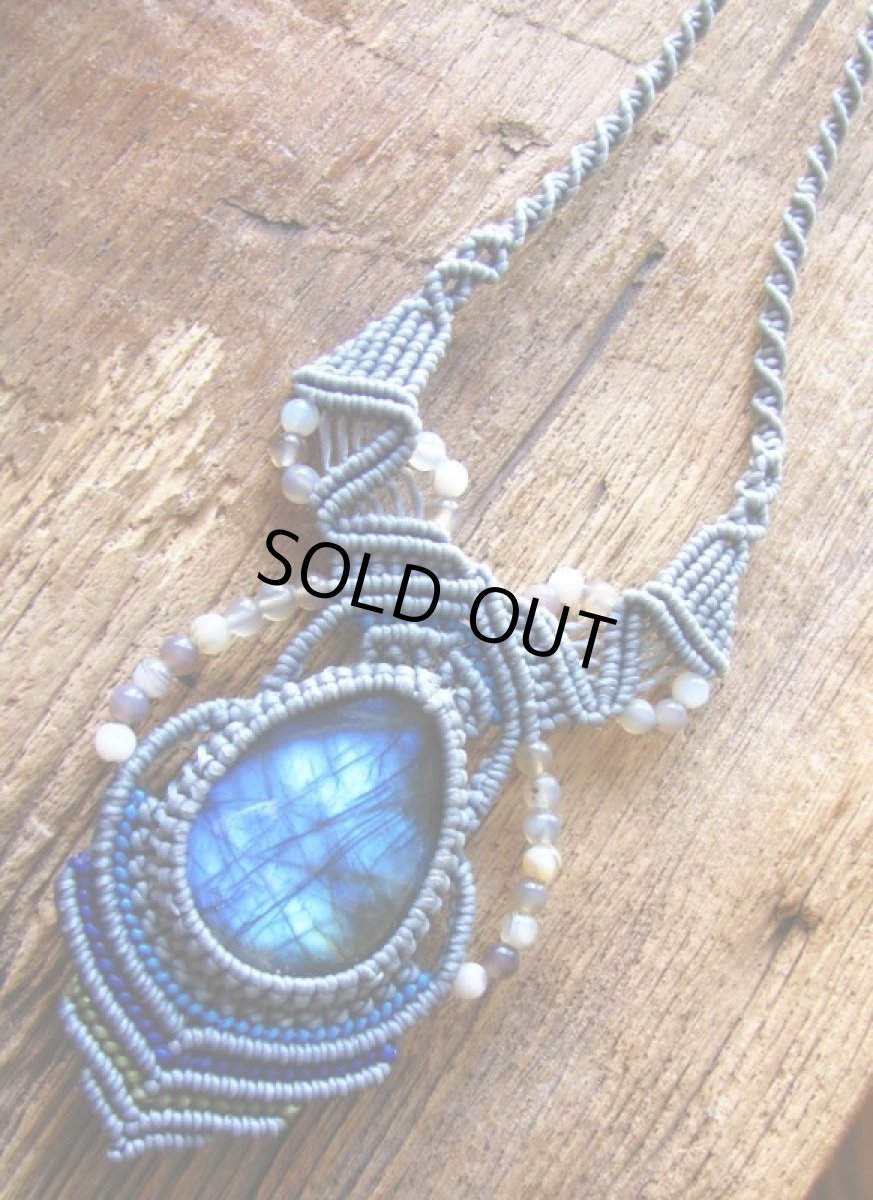 画像5: 神秘的な青い閃光のBIGラブラドライト&ボツワナアゲートのマクラメ編みネックレス/ヒッピー・ボヘミアン (5)