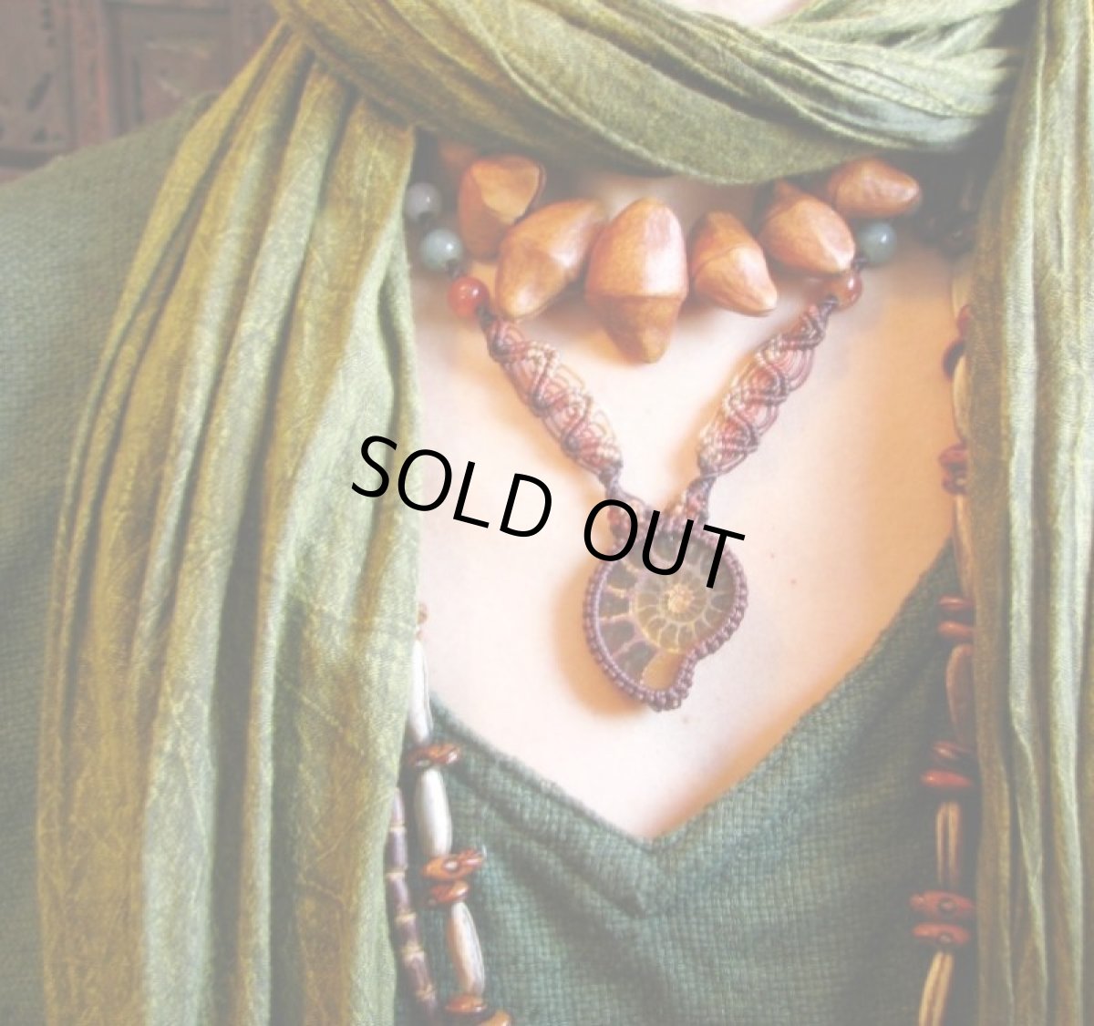 画像4: 燃える太陽のようなアンモナイト化石&翡翠のマクラメ編みネックレス/一部オパール化 (4)