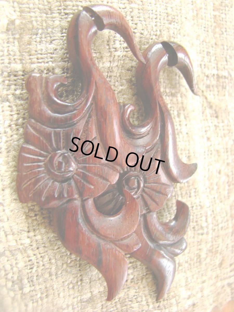 画像4: 日本より発送♪全長6.5cm!!エキゾチックデザインなトライバル木彫りピアス*天然素材*安心のサージカルステンレス使用 (4)