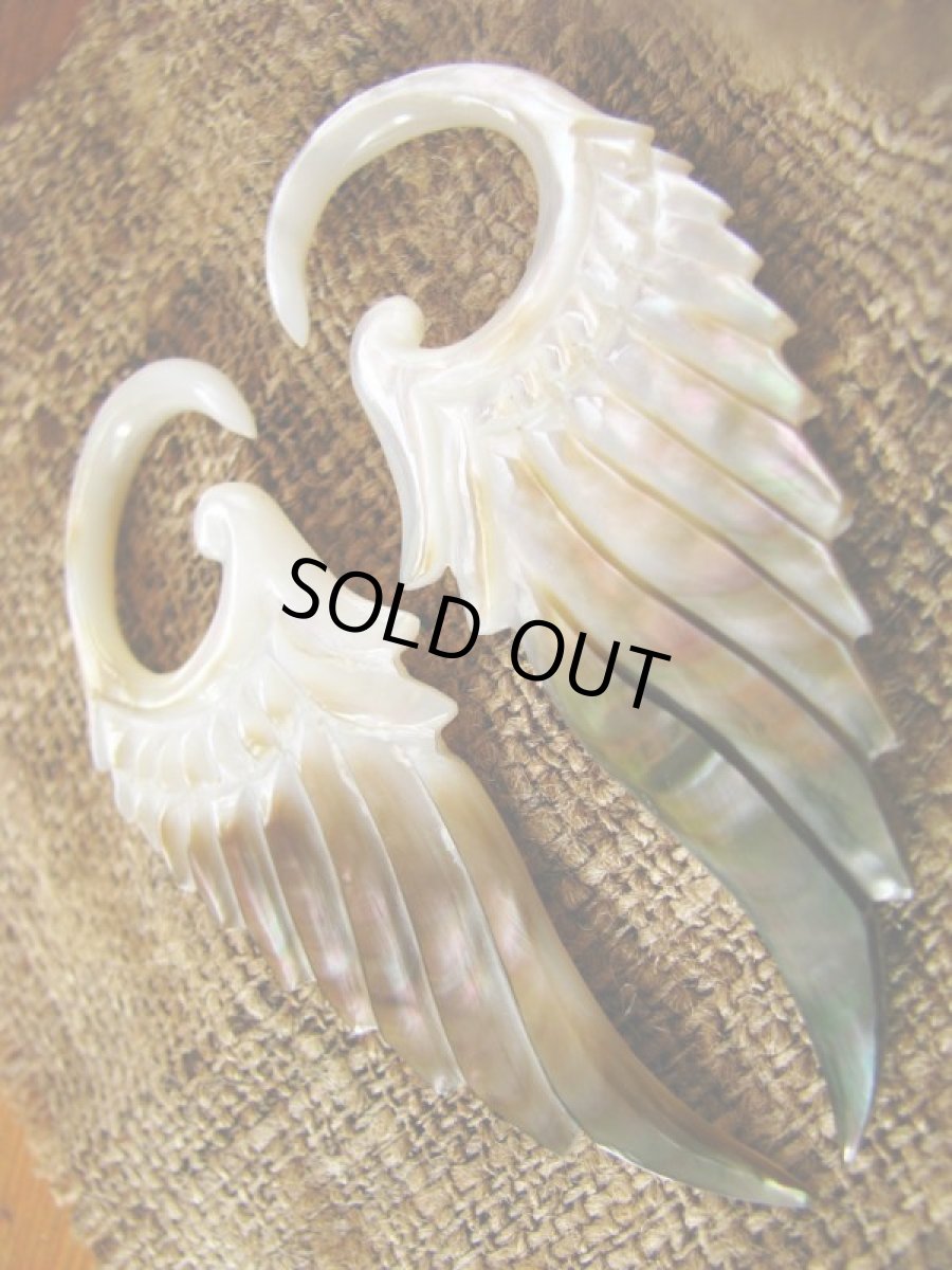 画像2: 日本より発送♪全長6.3cm羽デザインが個性的♪マザーオブパール天然素材トライバルピアス6G*ボディピアス (2)