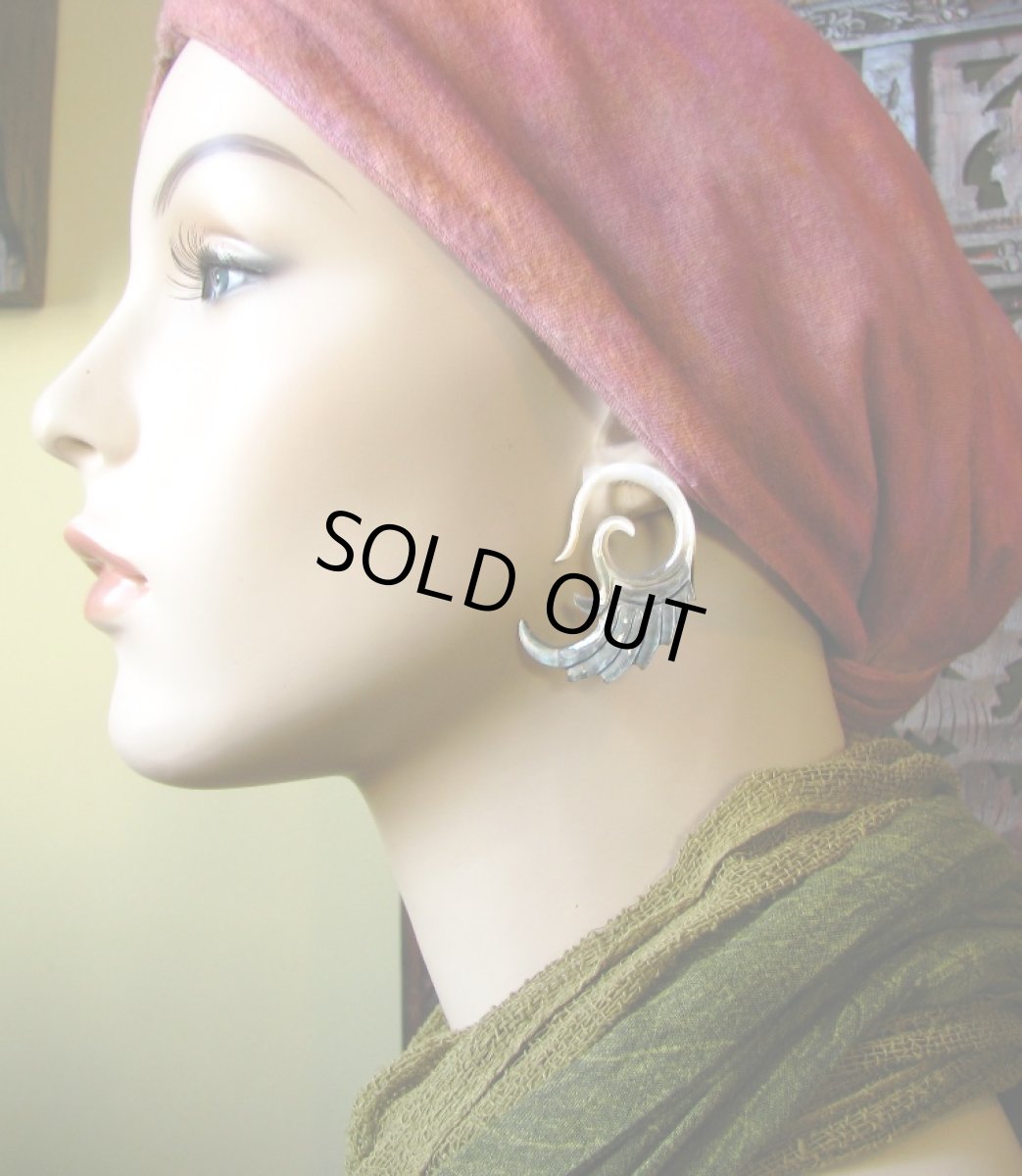 画像2: 羽デザインが個性的♪マザーオブパール天然素材トライバルピアス6G*ボディピアス (2)