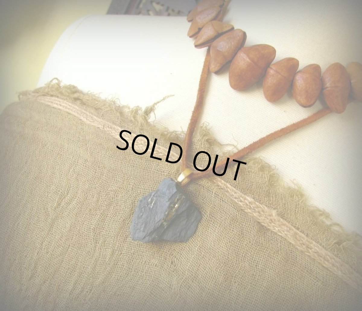 画像5: 1点物【Harfang des neiges】天然パイライト入りカナダの石のペンダントトップ/ネイティブ/プリミティブ/原始的 (5)