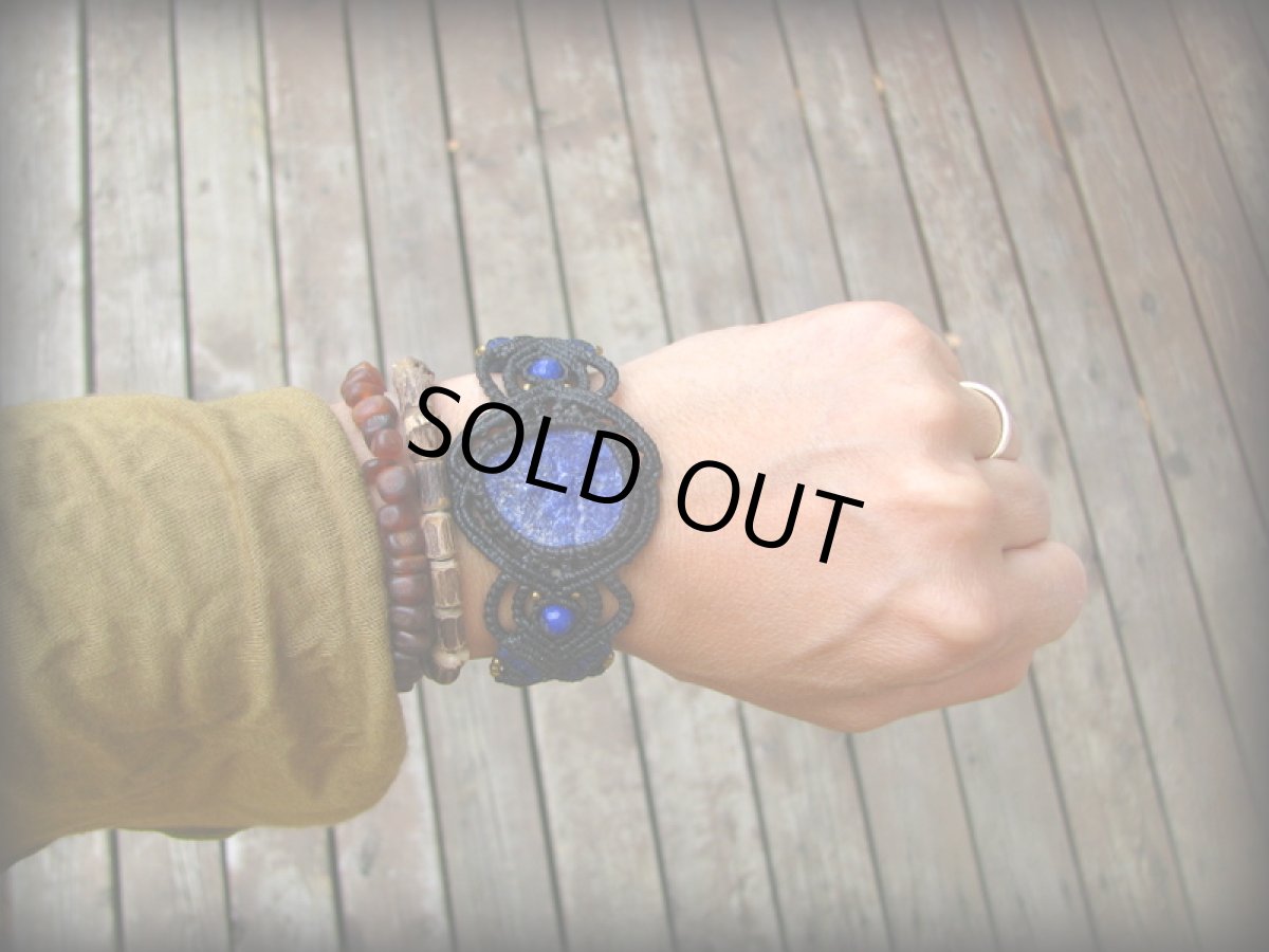 画像8: きらきらパイライト入りアフガン産ラピスラズリ原石のマクラメ編みブレスレット*ボヘミアン/ヒッピー (8)