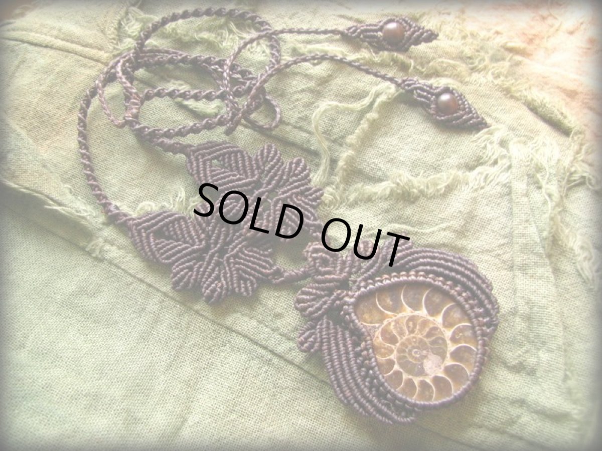 画像9: マダガスカル産大ぶりアンモナイト化石のハンドメイド手編みネックレス*アンモライト*マクラメ (9)