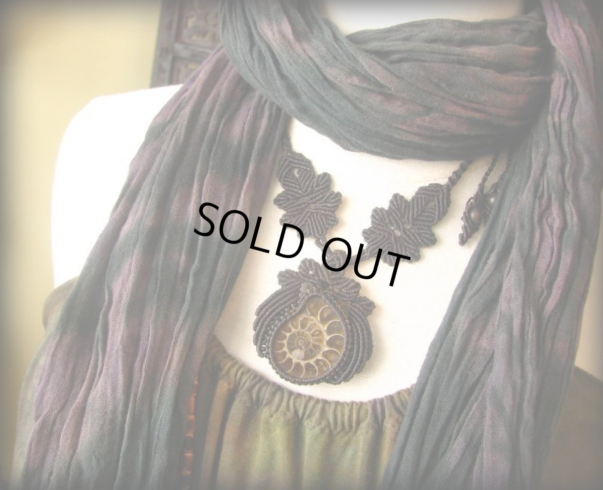 画像10: マダガスカル産大ぶりアンモナイト化石のハンドメイド手編みネックレス*アンモライト*マクラメ (10)