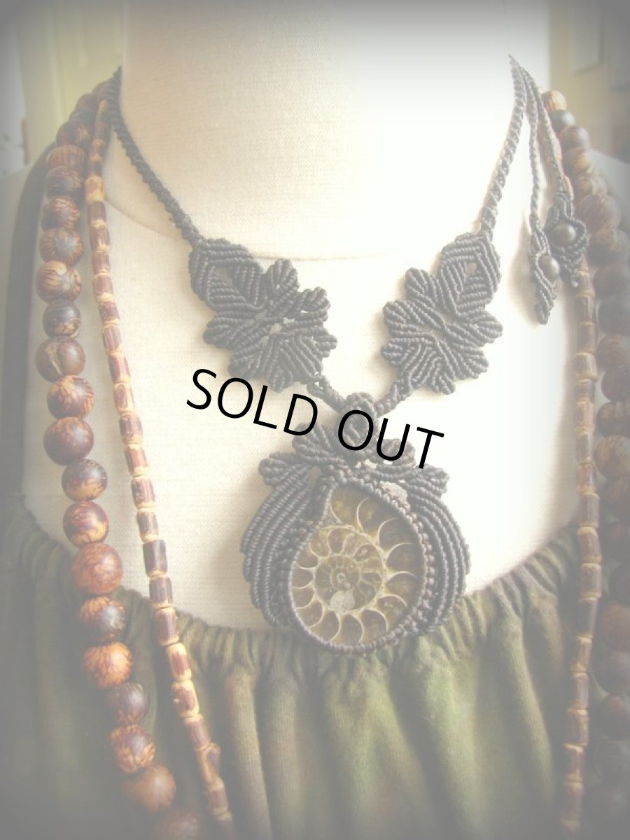 画像7: マダガスカル産大ぶりアンモナイト化石のハンドメイド手編みネックレス*アンモライト*マクラメ (7)