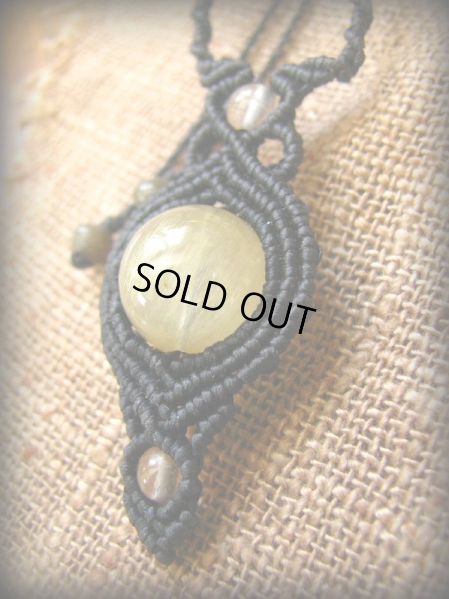 画像2: 仕事運・勝負運アップの石★ゴールドルチルのマクラメ編みネックレス*ゴールデンルチルクォーツ*天然石*パワーストーン*マクラメ (2)