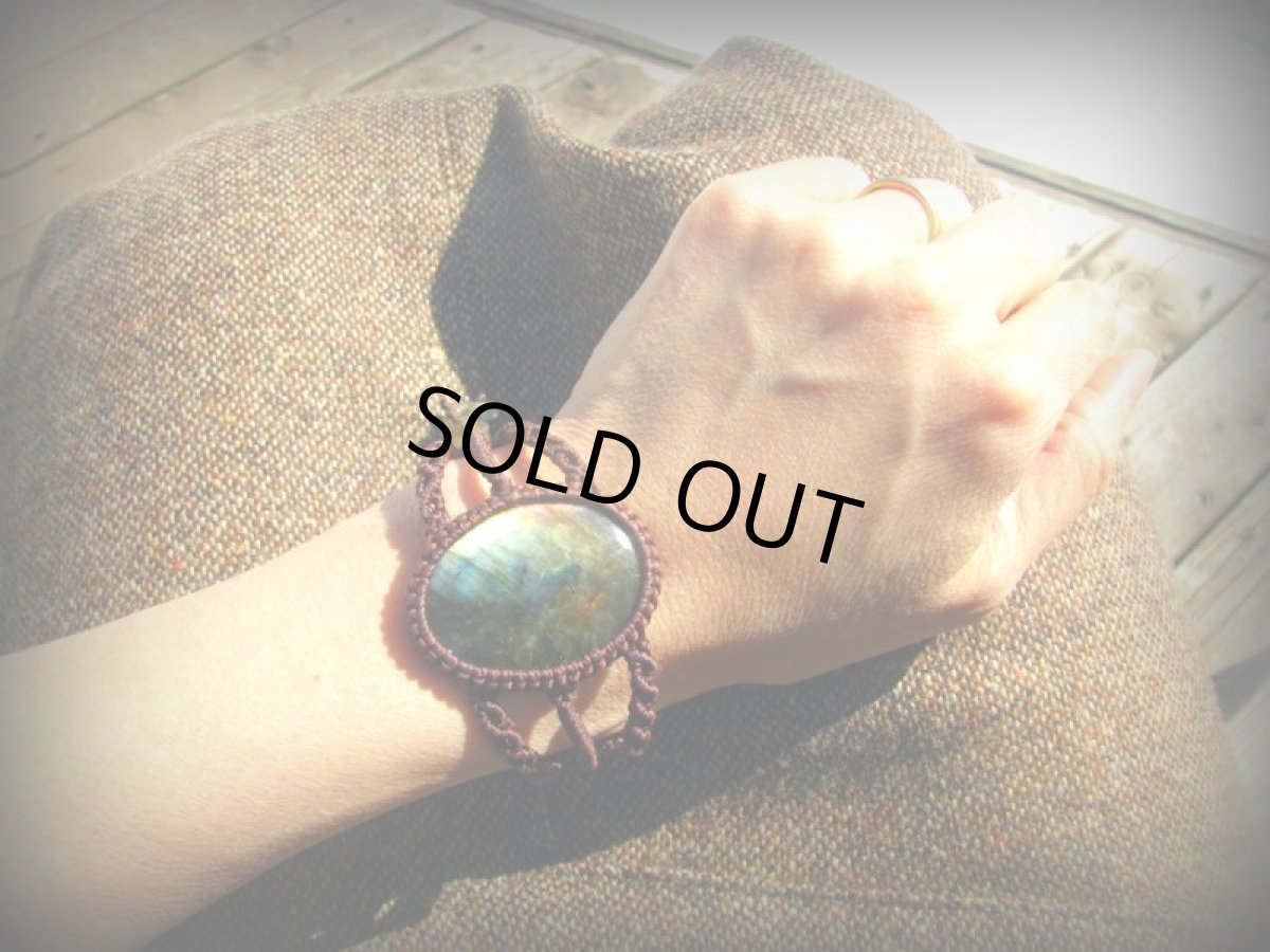 画像2: オーロラ色★全長4ｃｍ大ぶりラブラドライトのハンドメイド手編みブレスレット/バングル*マクラメ*パワーストーン (2)