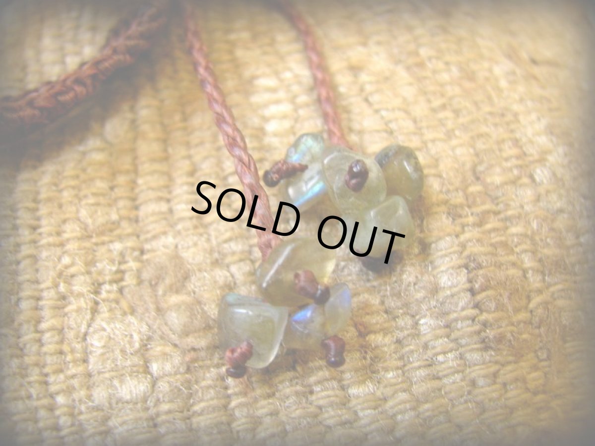 画像18: オーロラ色★全長4ｃｍ大ぶりラブラドライトのハンドメイド手編みブレスレット/バングル*マクラメ*パワーストーン (18)