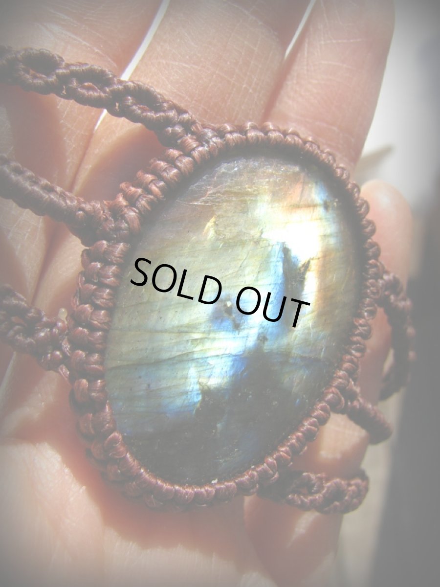 画像4: オーロラ色★全長4ｃｍ大ぶりラブラドライトのハンドメイド手編みブレスレット/バングル*マクラメ*パワーストーン (4)