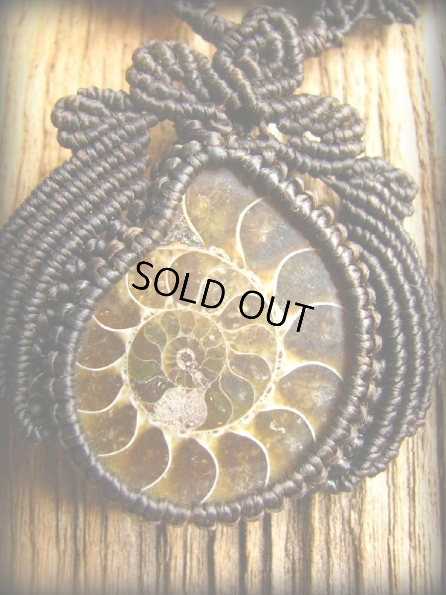 画像3: マダガスカル産大ぶりアンモナイト化石のハンドメイド手編みネックレス*アンモライト*マクラメ (3)