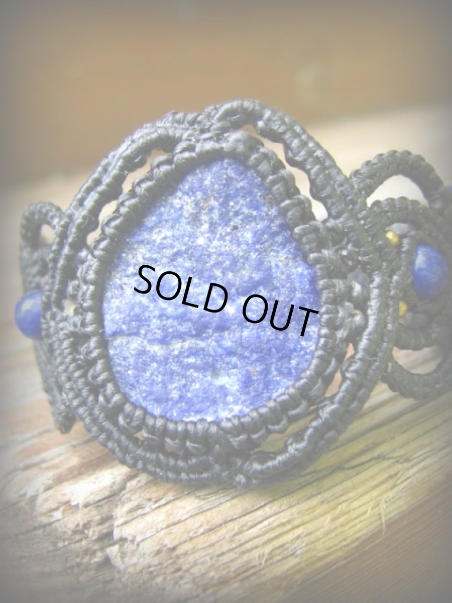 画像11: きらきらパイライト入りアフガン産ラピスラズリ原石のマクラメ編みブレスレット*ボヘミアン/ヒッピー (11)