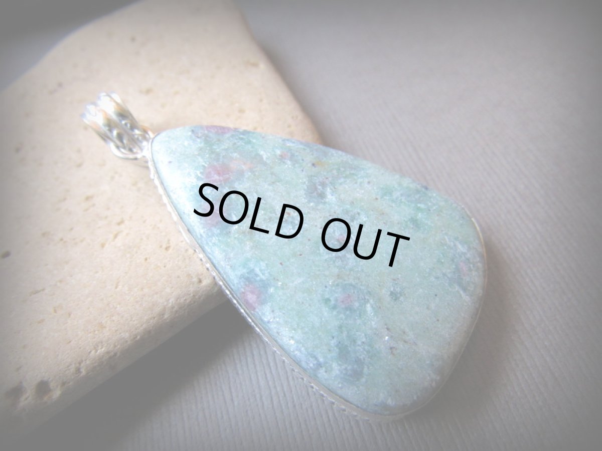 画像10: 石全長４.５cmビッグサイズ!! 癒しの天然石ルビーインフックサイトのペンダントトップ*パワーストーン (10)