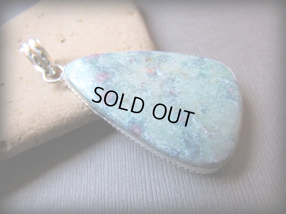 画像11: 石全長４.５cmビッグサイズ!! 癒しの天然石ルビーインフックサイトのペンダントトップ*パワーストーン (11)