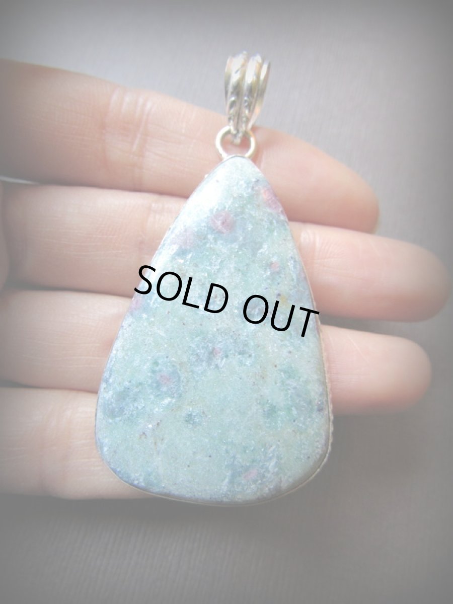 画像7: 石全長４.５cmビッグサイズ!! 癒しの天然石ルビーインフックサイトのペンダントトップ*パワーストーン (7)