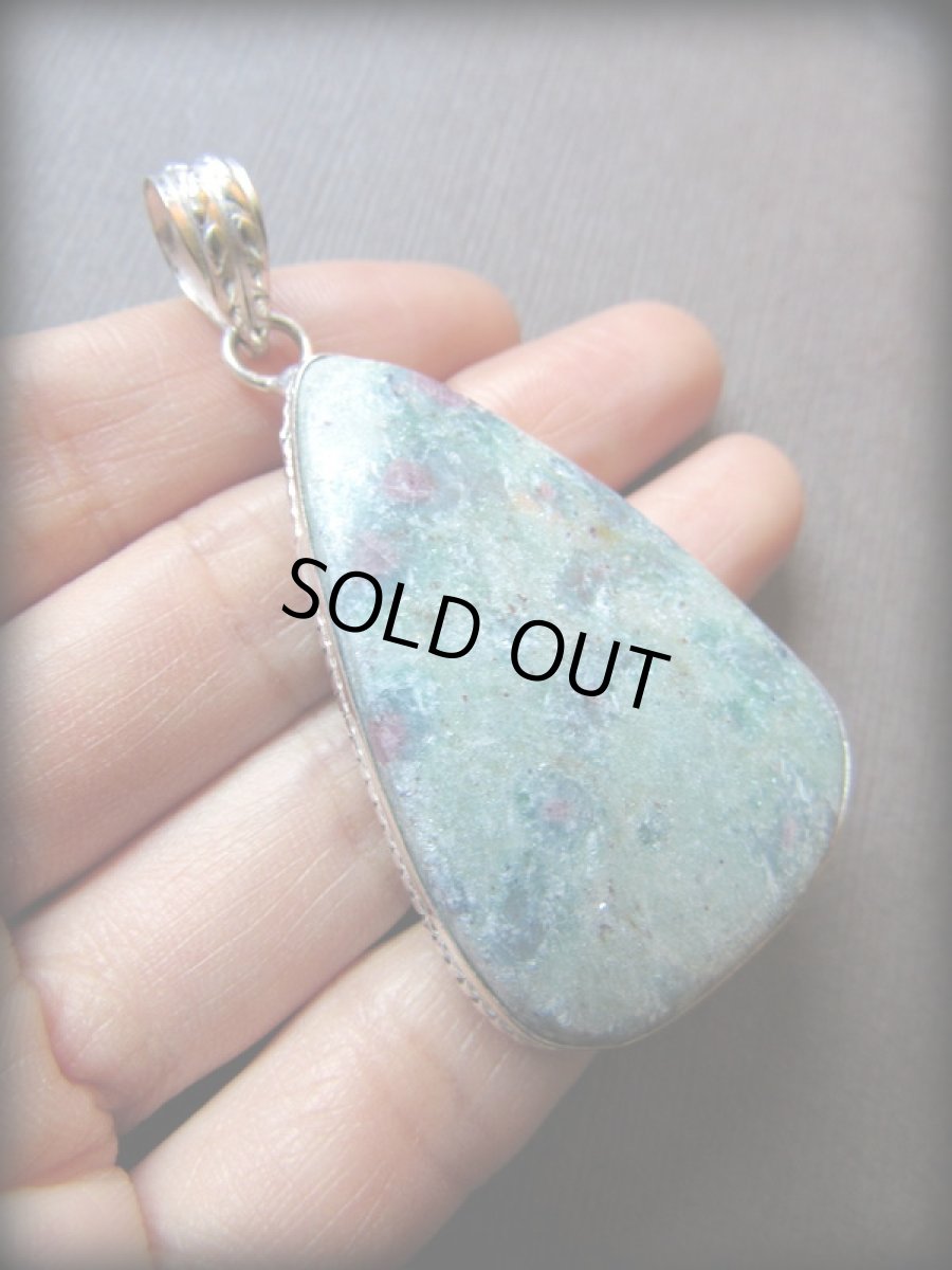 画像9: 石全長４.５cmビッグサイズ!! 癒しの天然石ルビーインフックサイトのペンダントトップ*パワーストーン (9)