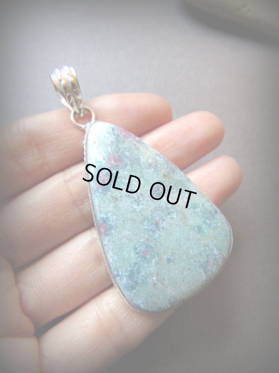 画像6: 石全長４.５cmビッグサイズ!! 癒しの天然石ルビーインフックサイトのペンダントトップ*パワーストーン (6)