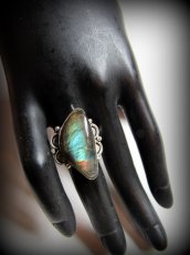 画像2: 虹色レインボーラブラドライト天然石シルバーリング指輪12号*天然石パワーストーンお守りアクセサリー　スピリチュアル　ヒーリングストーン　ジュエリー (2)