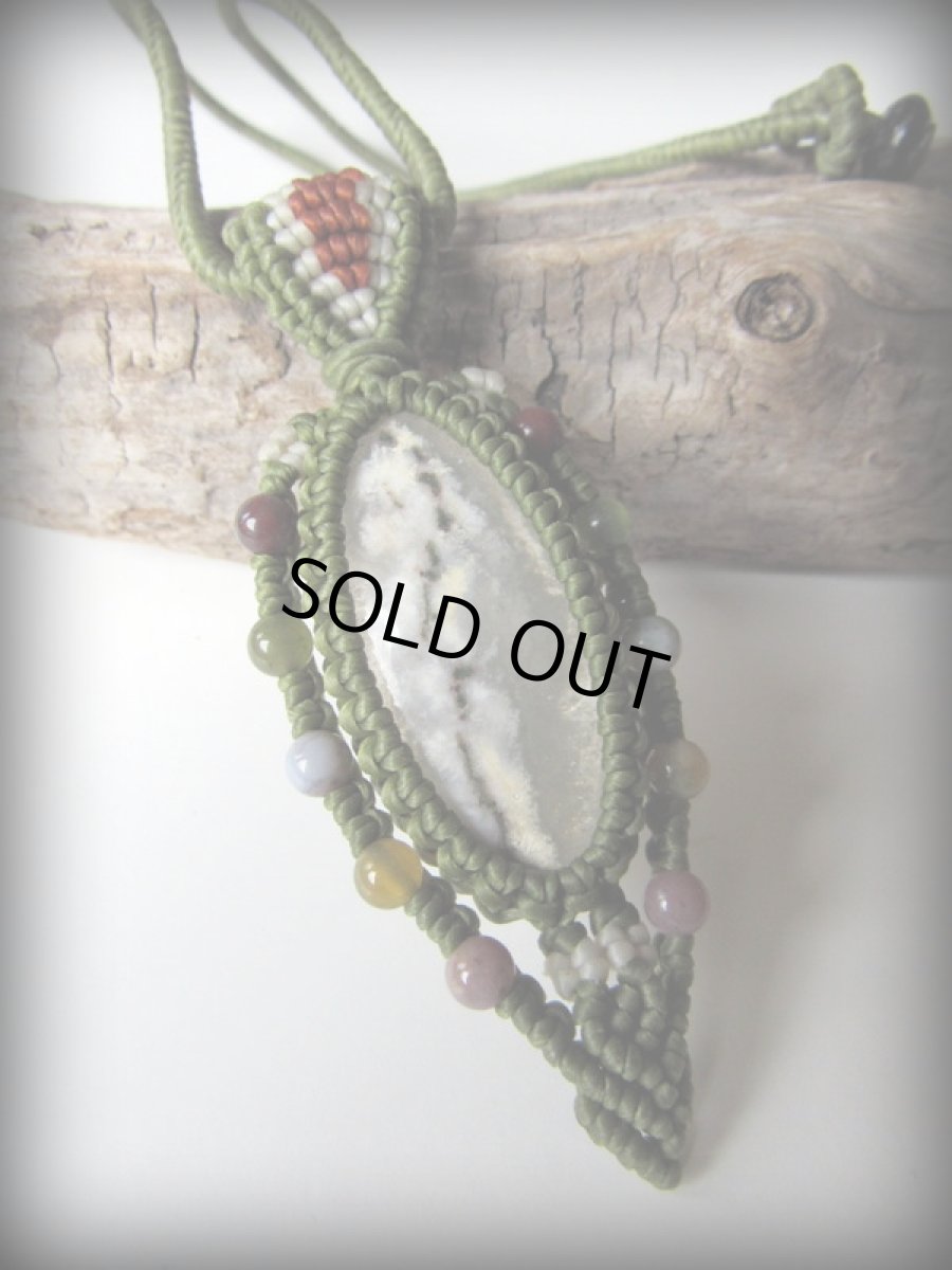 画像2: 大きなソーラークォーツのペンダントネックレス*原石*マクラメ編み*天然石*パワーストーン (2)