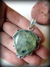 画像1: 【断捨離・決断力アップ・自然との繋がり】大ぶりプレナイト葡萄石ペンダントトップ*天然石パワーストーンお守りアクセサリー　ヒーリングストーン　ジュエリー　ハンドメイド1点もの (1)