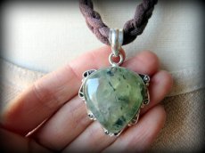画像4: 【断捨離・決断力アップ・自然との繋がり】大ぶりプレナイト葡萄石ペンダントトップ*天然石パワーストーンお守りアクセサリー　ヒーリングストーン　ジュエリー　ハンドメイド1点もの (4)