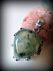 画像3: 【断捨離・決断力アップ・自然との繋がり】大ぶりプレナイト葡萄石ペンダントトップ*天然石パワーストーンお守りアクセサリー　ヒーリングストーン　ジュエリー　ハンドメイド1点もの (3)