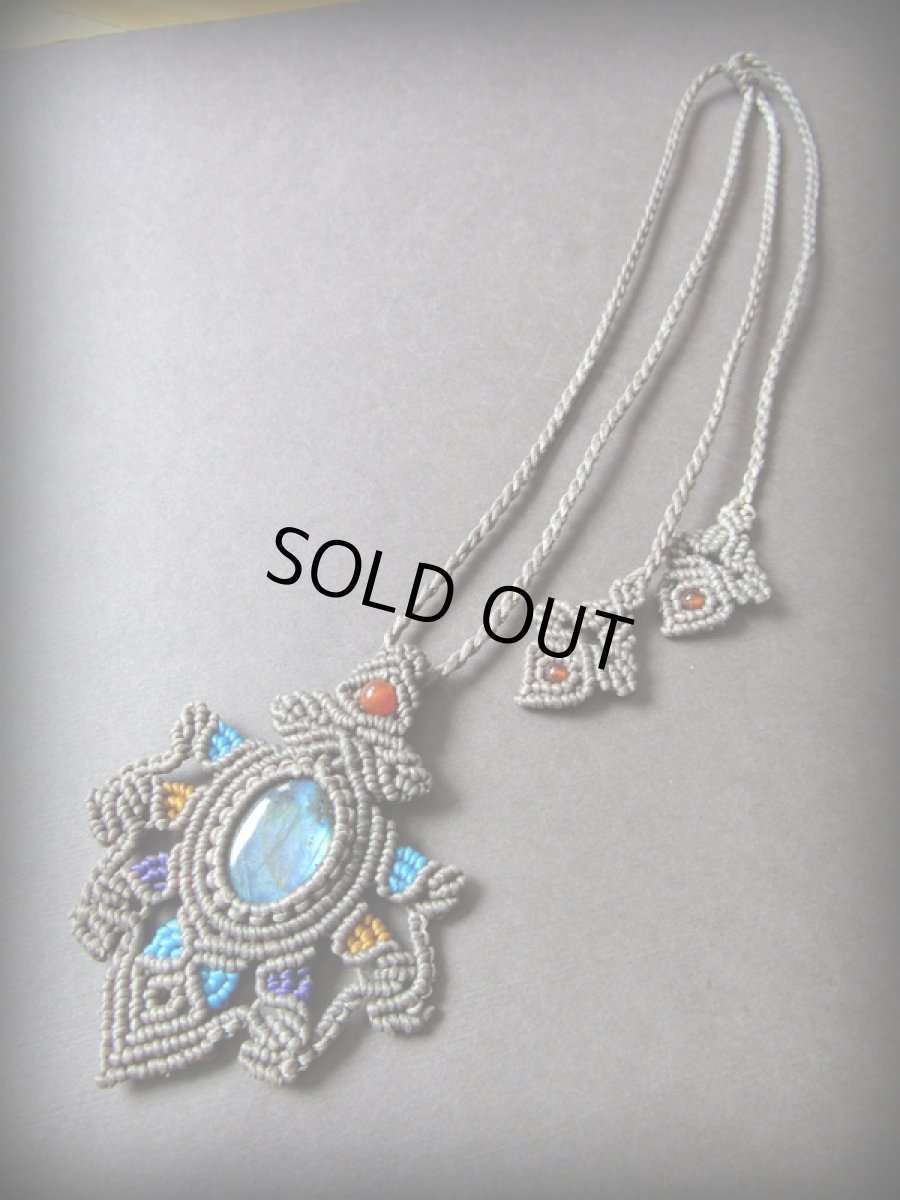 画像12: 神秘的青い閃光のラブラドライト（カナダ産）ネックレス*天然石ペンダント*マクラメ編み*パワーストーン (12)