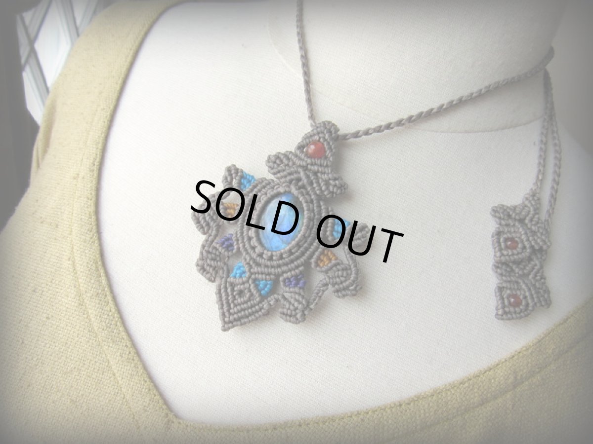 画像5: 神秘的青い閃光のラブラドライト（カナダ産）ネックレス*天然石ペンダント*マクラメ編み*パワーストーン (5)