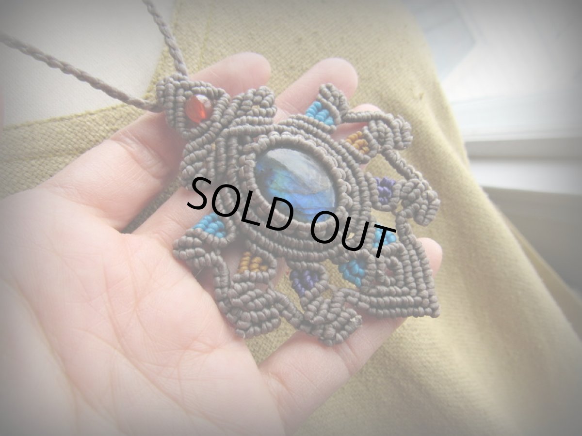 画像8: 神秘的青い閃光のラブラドライト（カナダ産）ネックレス*天然石ペンダント*マクラメ編み*パワーストーン (8)