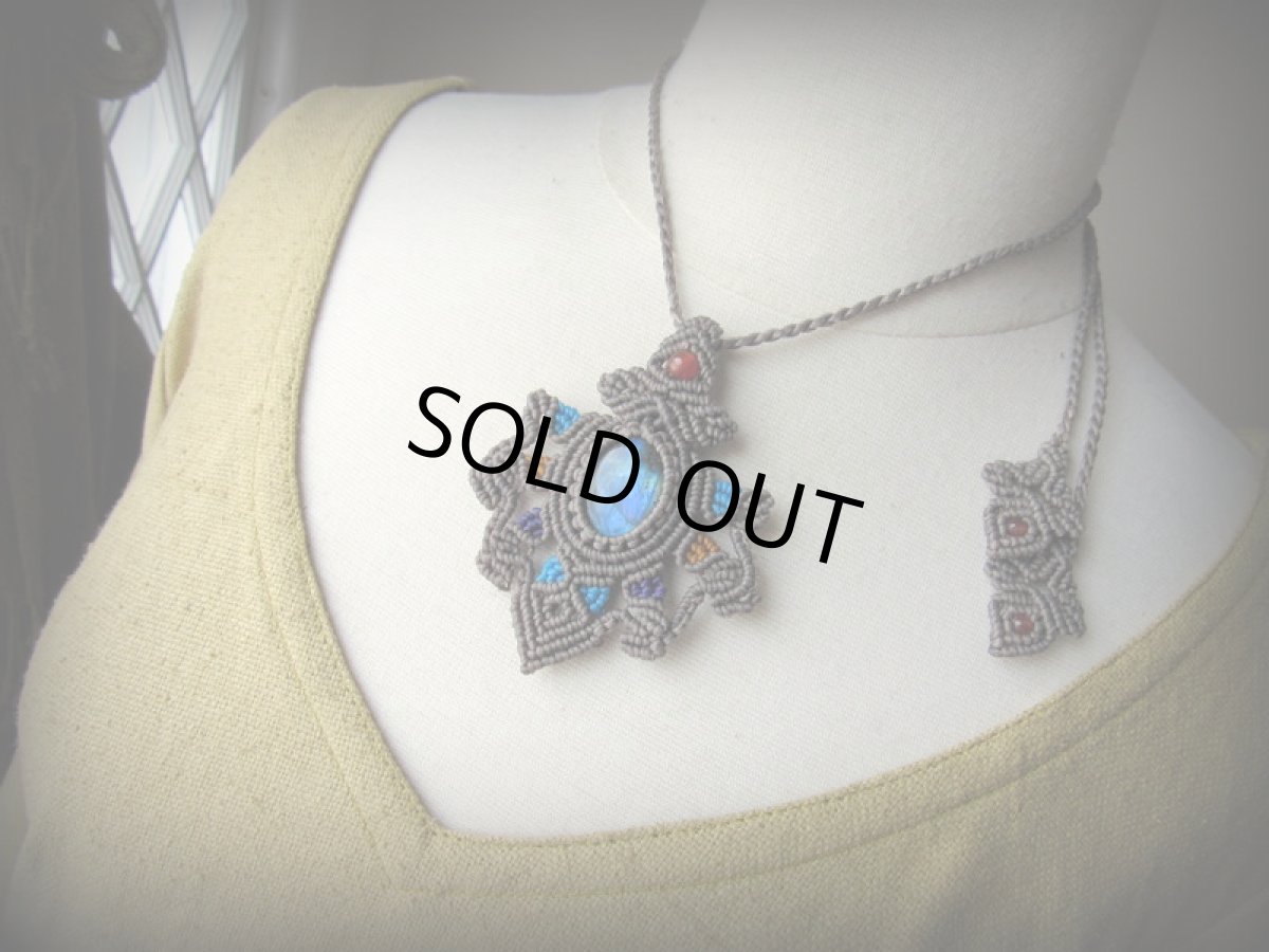 画像9: 神秘的青い閃光のラブラドライト（カナダ産）ネックレス*天然石ペンダント*マクラメ編み*パワーストーン (9)