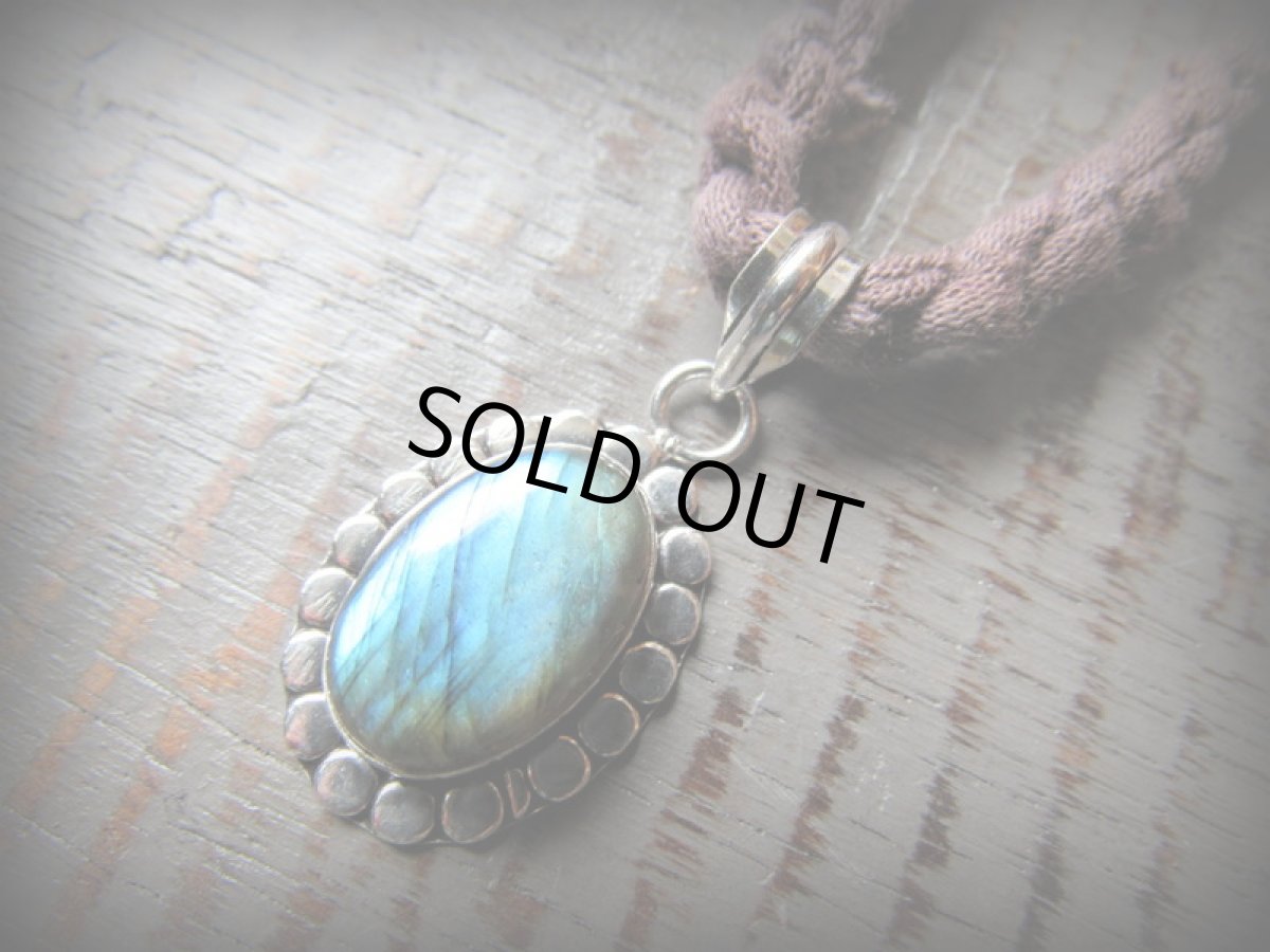 画像2: 青い閃光が神秘的★ラブラドライトのペンダントトップ*パワーストーン天然石 (2)