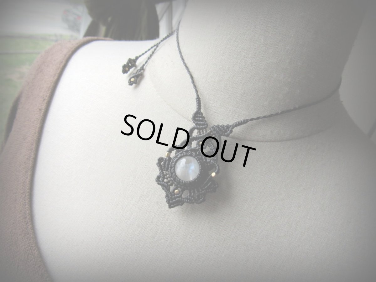 画像2: まんまるムーンストーンのペンダントネックレス*マクラメ*ハンドメイド*天然石*パワーストーン (2)