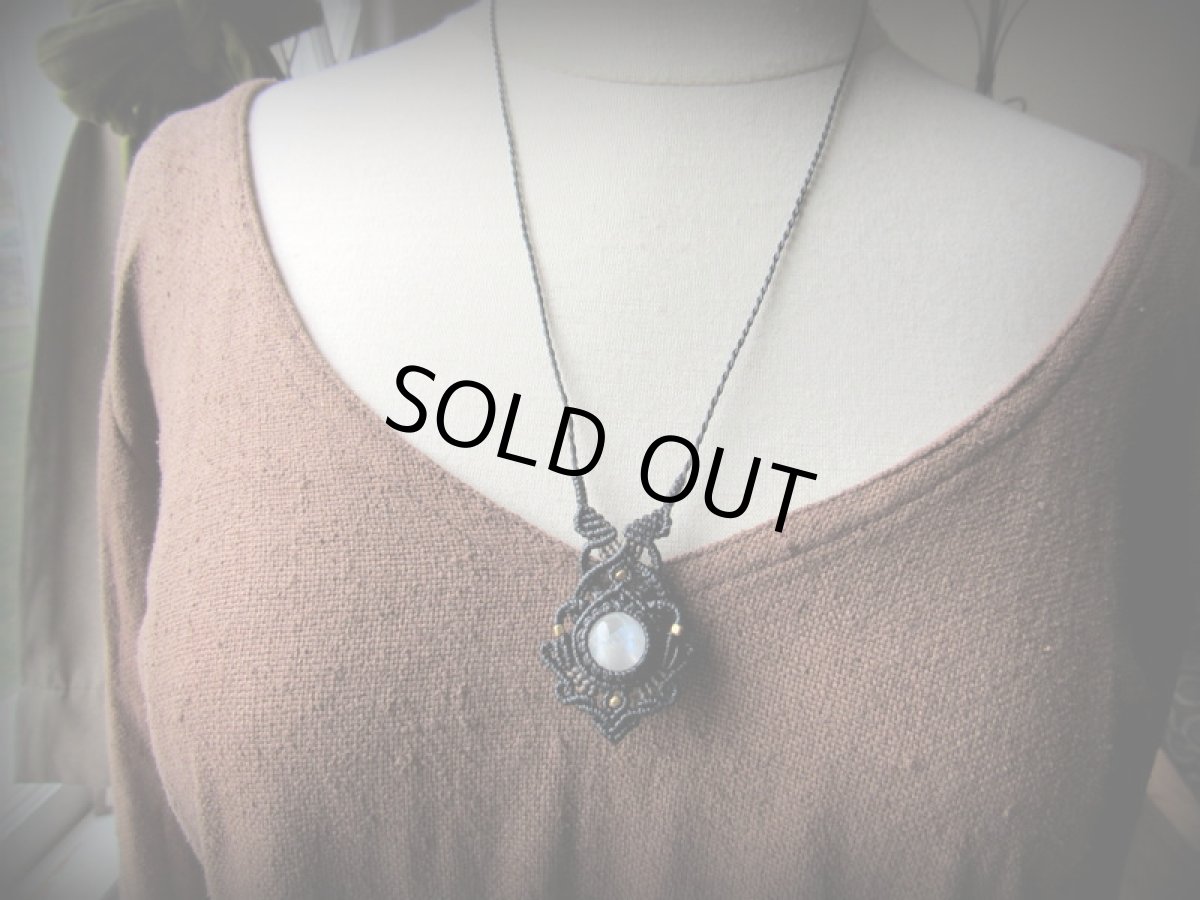 画像4: まんまるムーンストーンのペンダントネックレス*マクラメ*ハンドメイド*天然石*パワーストーン (4)