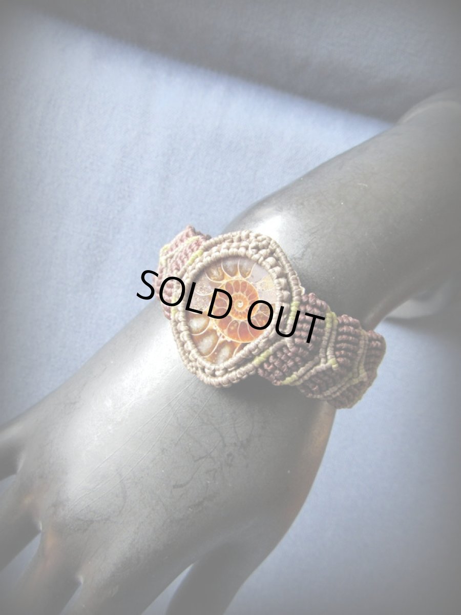 画像5: 1点もの★アンモナイト化石ブレスレット/バングル*ハンドメイド*マクラメ編み (5)