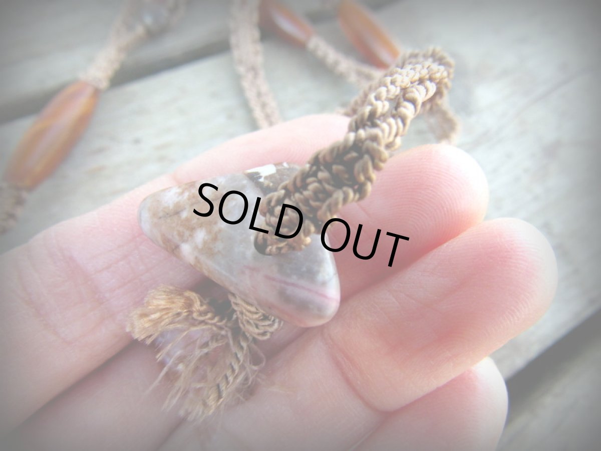 画像19: カナダ産ロードナイト ネックレス★シルク★トライバル★ナチュラル★ お守り 天然石パワーストーン アクセサリー マクラメ編み　1点物ハンドメイド　ナチュラル　金属アレルギー対応 (19)