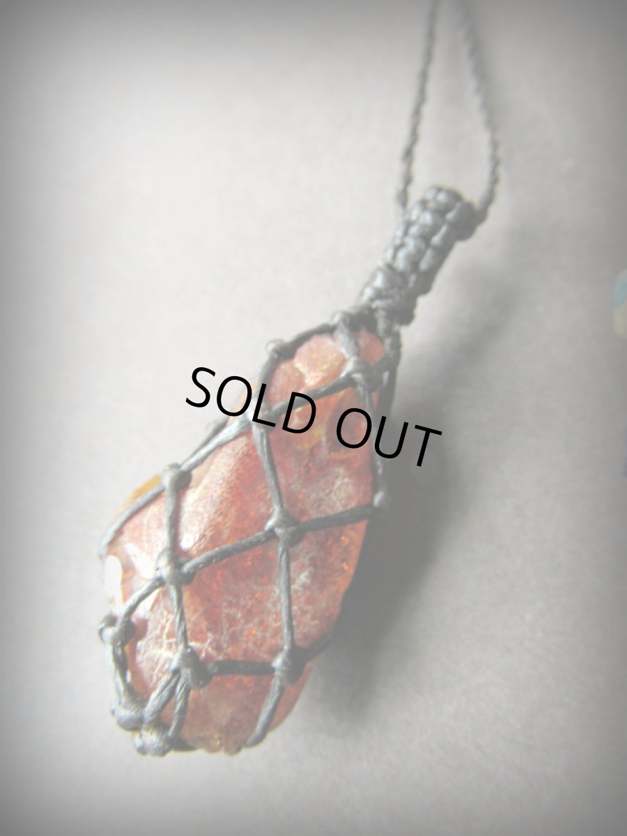 画像13: 【病の回避・健康・長寿のお守り】1点物＊バルト海産 天然アンバー/琥珀原石＊ネックレス・ペンダント*マクラメ*天然石＊ハンドメイド (13)