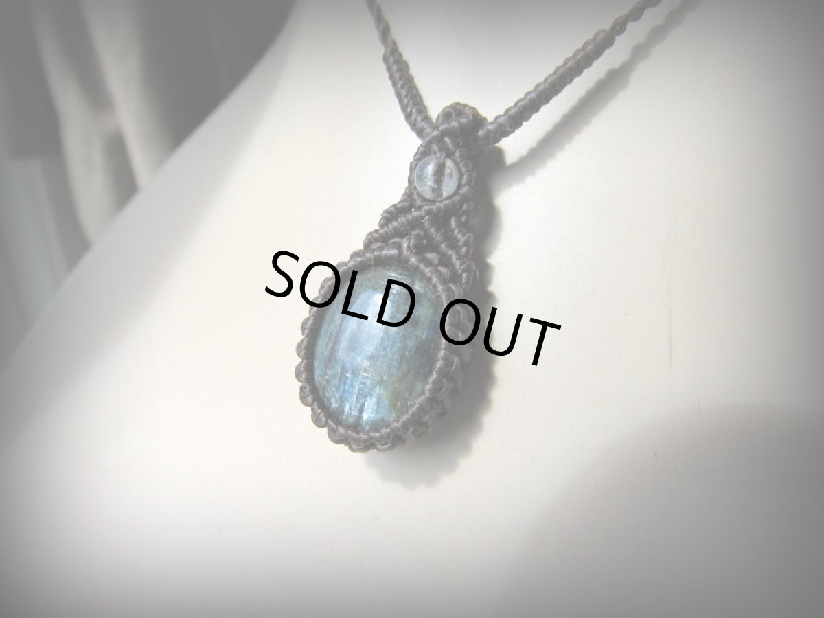 画像8: 1点物★ブラジル産カイヤナイト&水晶★マクラメ★ペンダント/ネックレス★藍晶石★ハンドメイド*天然石パワーストーン (8)