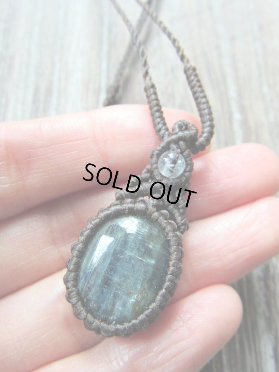 画像3: 1点物★ブラジル産カイヤナイト&水晶★マクラメ★ペンダント/ネックレス★藍晶石★ハンドメイド*天然石パワーストーン (3)