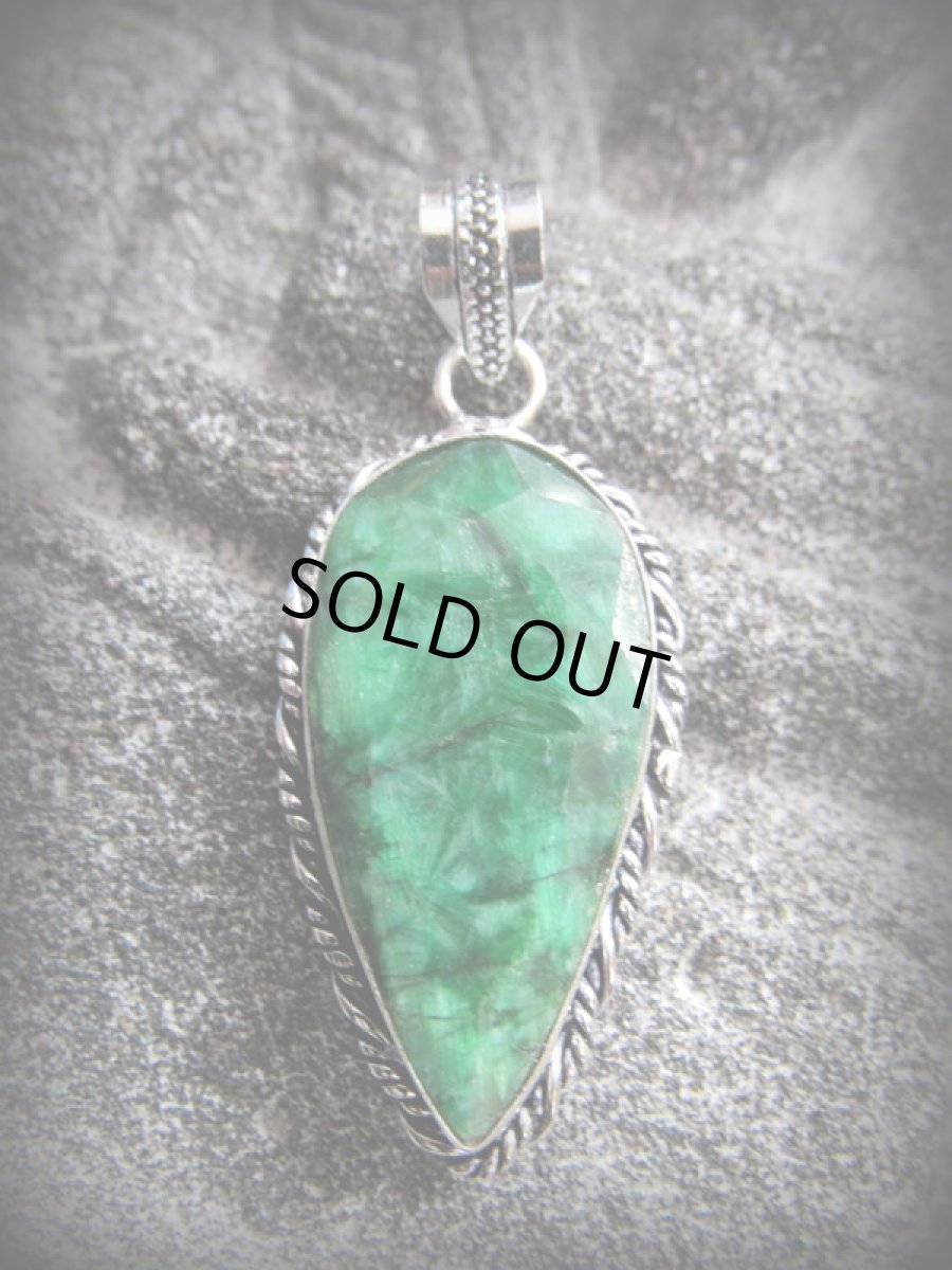 画像3: キラキラカット入り*大ぶりコロンビア産 天然エメラルド ペンダントトップ*シルバー (3)