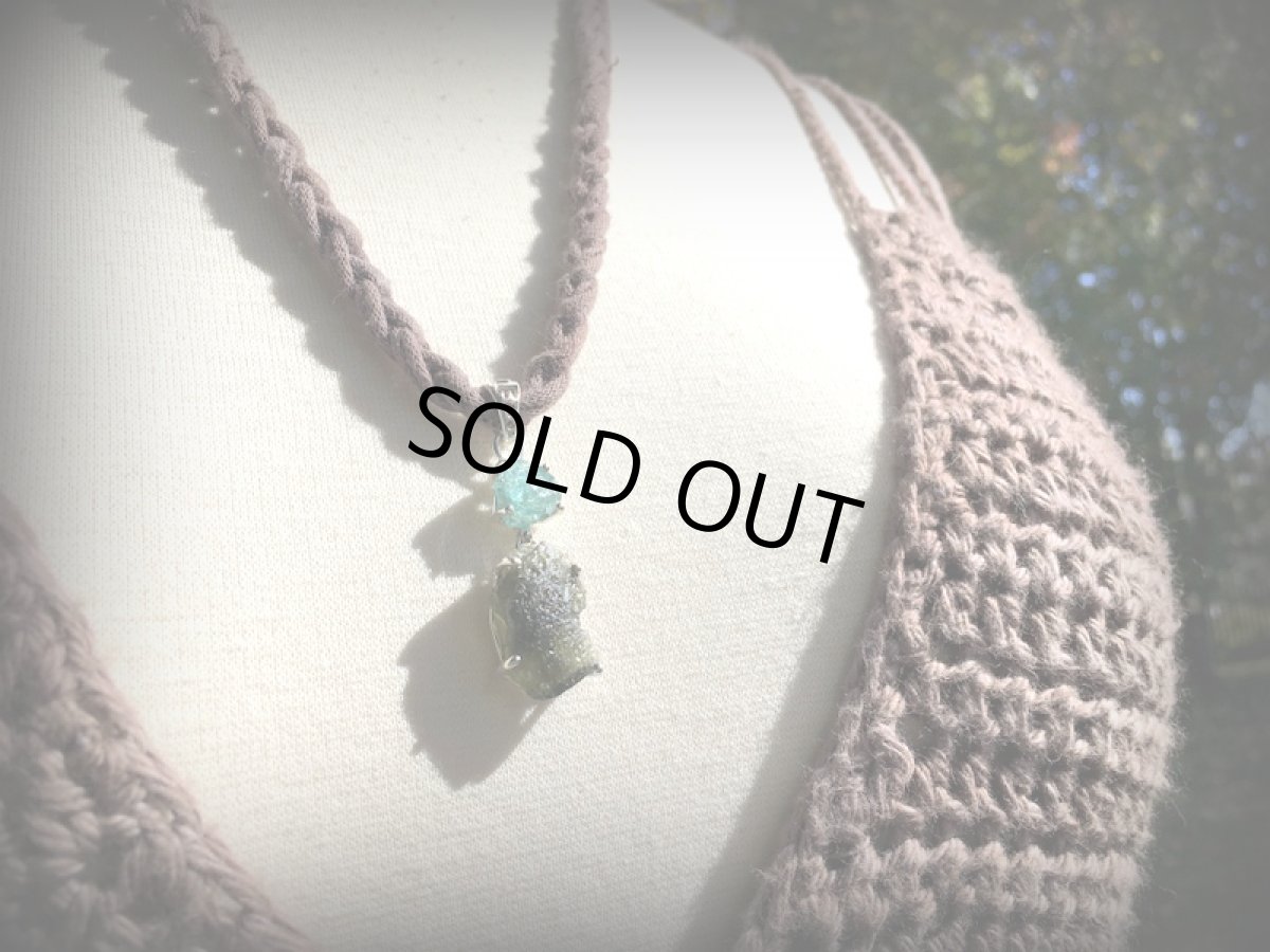 画像4: 1点物★宇宙から来たレア希少石★隕石モルダバイト原石&虹入り宝石質ネオンブルーアパタイト原石★ペンダントトップ★スターリングシルバー★シルバー925 (4)