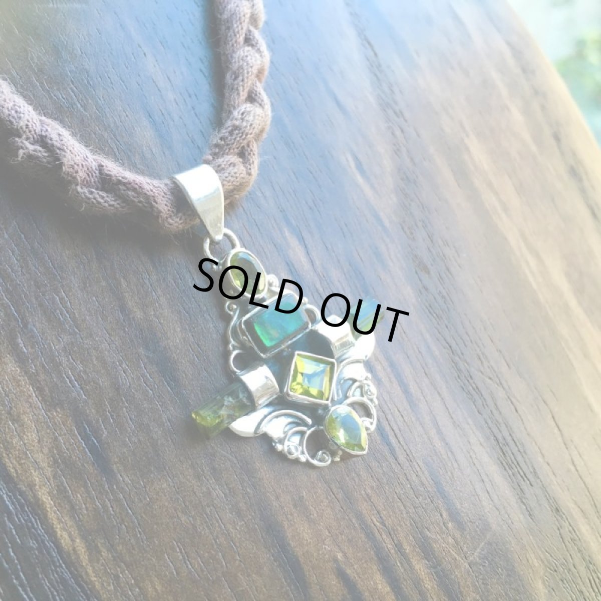 画像11: １点もの上質カナダ産アンモライトペンダントwithグリーントルマリン原石＆ペリドット★エンジェル天使デザイン (11)