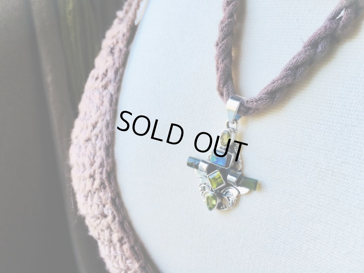 画像8: １点もの上質カナダ産アンモライトペンダントwithグリーントルマリン原石＆ペリドット★エンジェル天使デザイン (8)